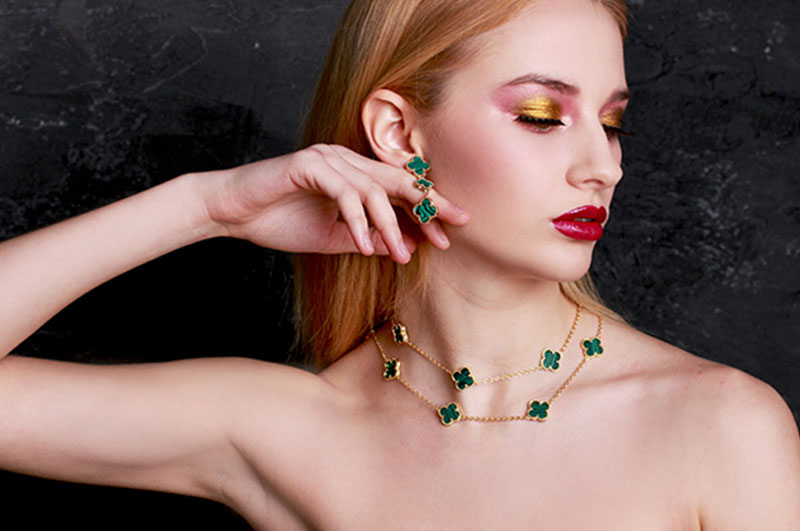 Серьги для женщин различных брендов